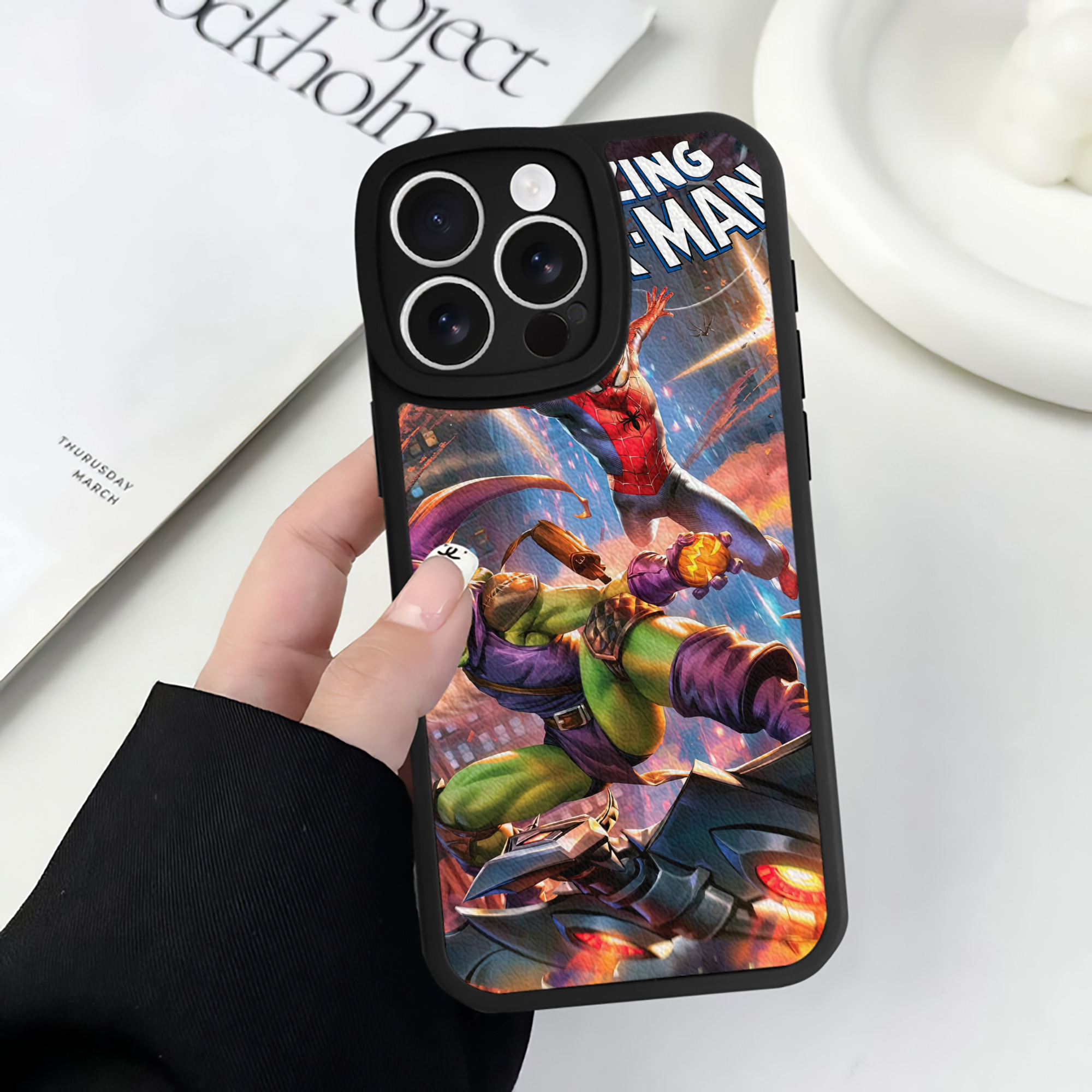 Spider Man スパイダーマン 【iPhone 16シリーズ対応】シリコンスマホケース（レザー調） 材質：シリコン